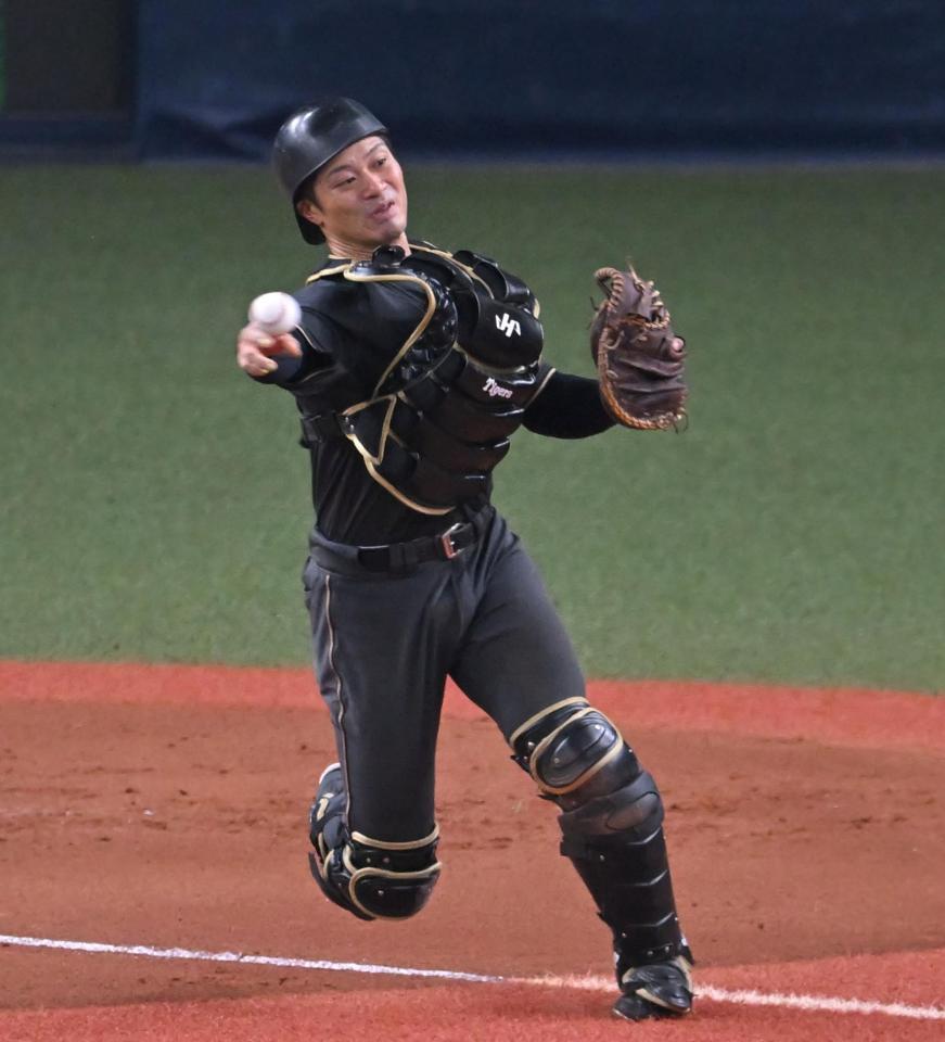 　７回、北村のバントを素早くさばき、進塁を阻止する坂本（撮影・飯室逸平）