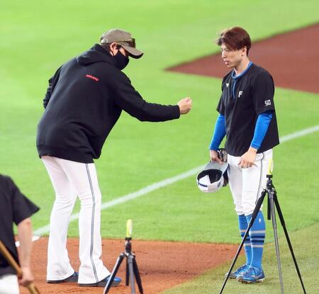 　新庄監督（左）から打撃指導を受ける五十幡＝７月１２日