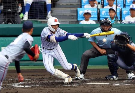 　３回、セーフティーバントで出塁する健大高崎・石田雄星（撮影・山口登）