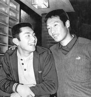 　ドラフト後に荒木大輔さん（左）の自宅を訪れた畠山さん