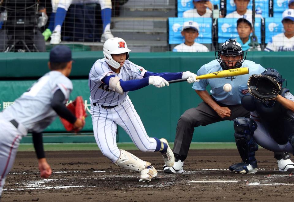 　３回、セーフティーバントで出塁する健大高崎・石田雄星（撮影・山口登）