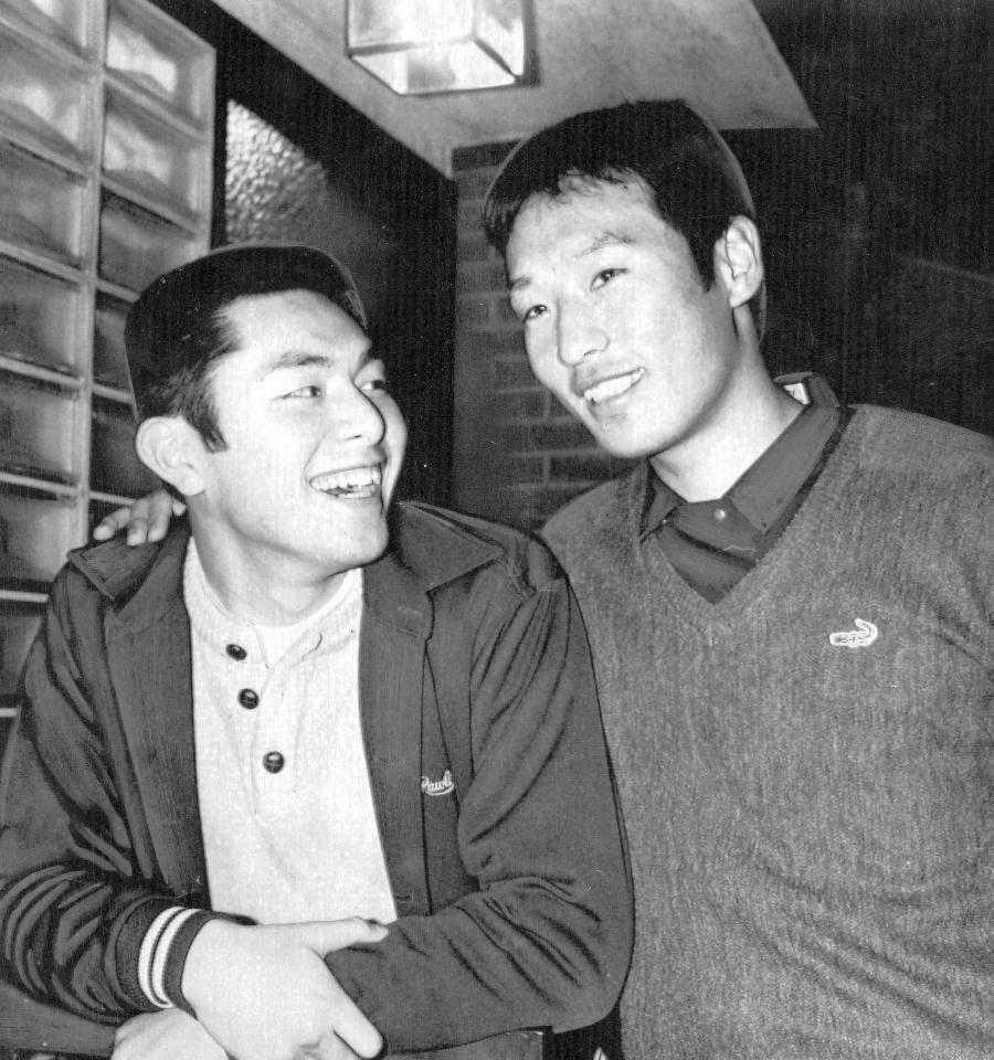 　ドラフト後に荒木大輔さん（左）の自宅を訪れた畠山さん