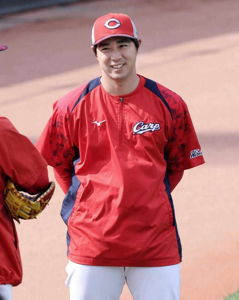 　指導する野村祐輔３軍投手コーチ兼アナリスト