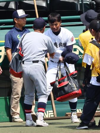 　仙台育英・須江航監督（左）と握手を交わす沖縄尚学・比嘉公也監督＝１７日