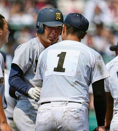 　３回戦で敗退し、沖縄尚学・末吉（手前）と健闘をたたえ合う仙台育英・吉川