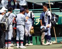 　沖縄尚学ナインを祝福する仙台育英・須江航監督（中央）＝１７日