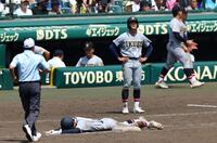 　１１回、仙台育英・吉川陽大が倒れ試合終了する＝１７日