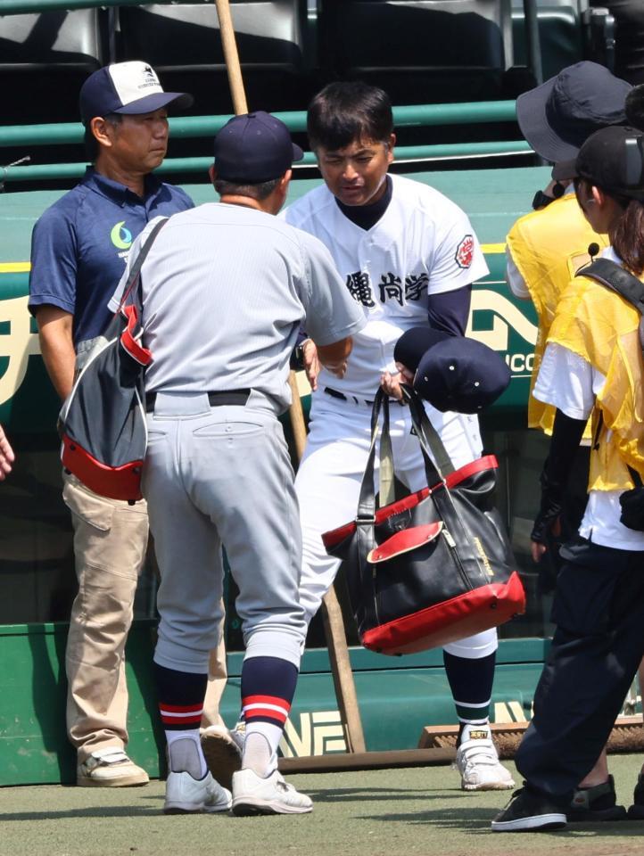 　仙台育英・須江航監督（左）と握手を交わす沖縄尚学・比嘉公也監督＝１７日