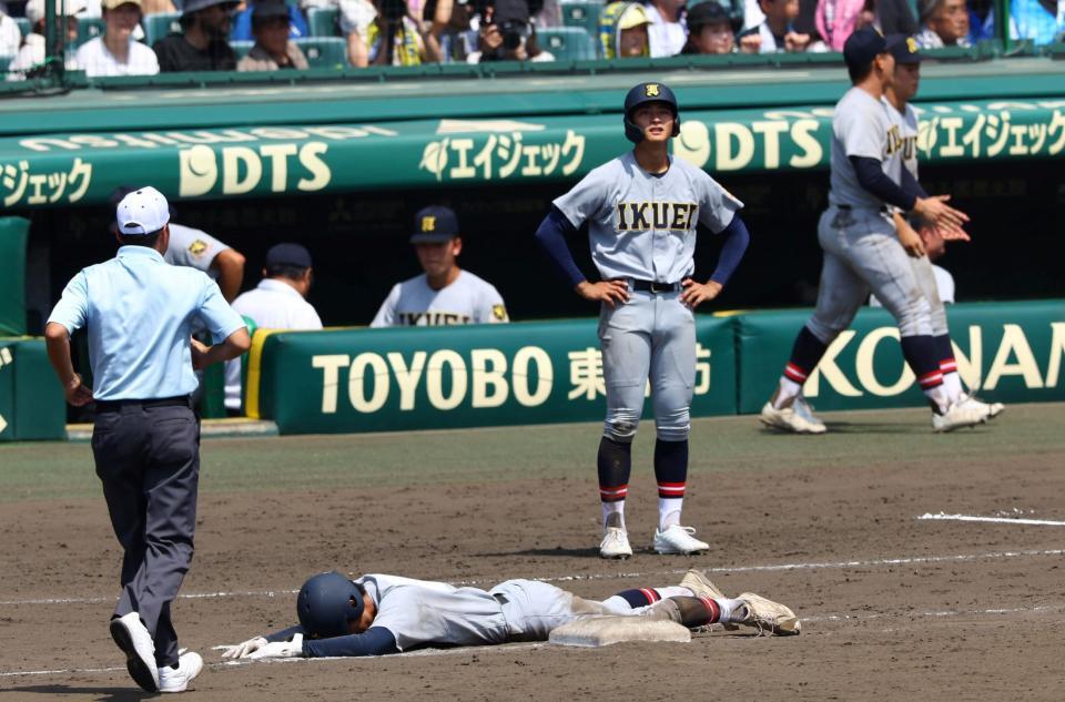 　１１回、仙台育英・吉川陽大が倒れ試合終了する＝１７日