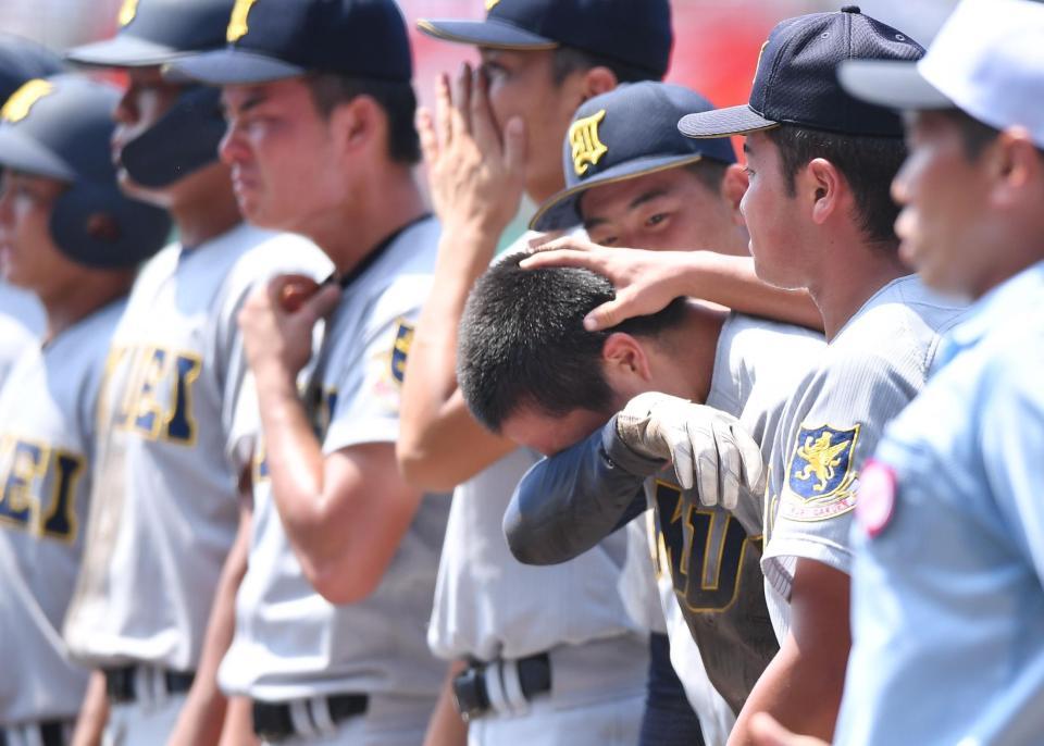 　沖縄尚学に敗れ号泣する仙台育英・吉川陽大（撮影・開出牧）