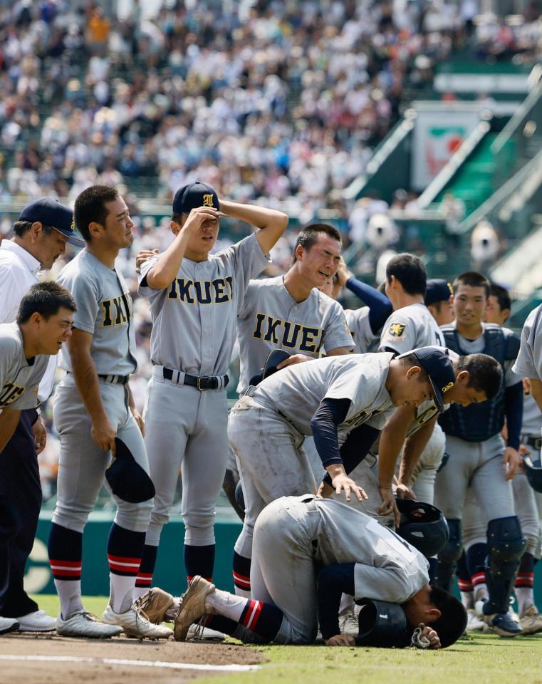　タイブレークの末、沖縄尚学に敗れた仙台育英ナイン