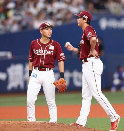 　西垣（右）に声をかける村林＝６月２８日の対オリックス戦から