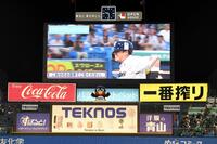 　バックスクリーンに登場したつば九郎のバルーン