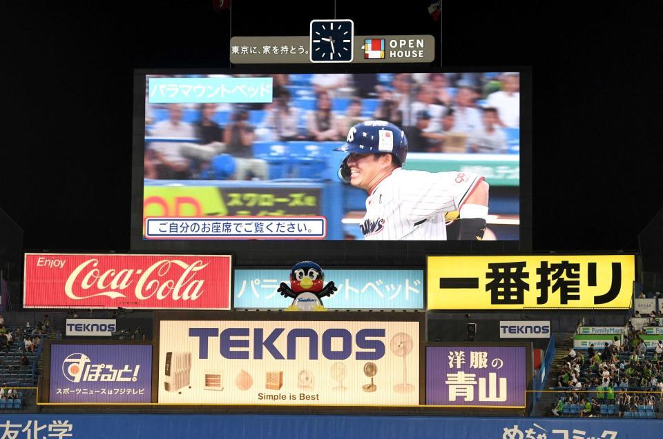 　バックスクリーンに登場したつば九郎のバルーン