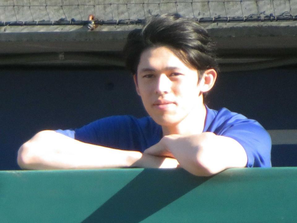 　ベンチからグラウンドを見つめる佐々木