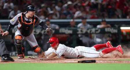 なぜ広島・中村奨成は三塁コーチに謝罪したのか 試合中にあったやり取りの裏側