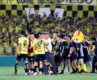 　試合後、選手を祝福する柏のロドリゲス監督（中央）＝８月３１日