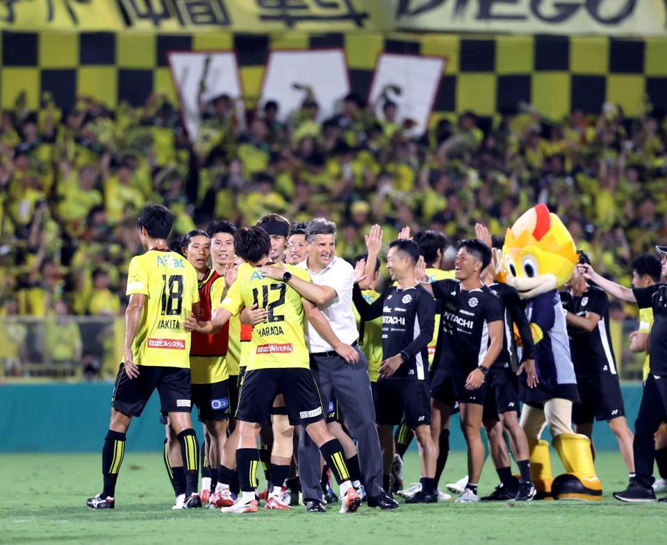 　試合後、選手を祝福する柏のロドリゲス監督（中央）＝８月３１日