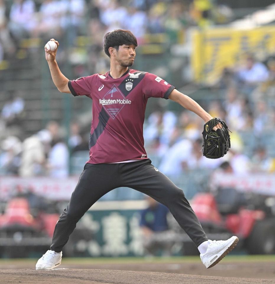 　６月に甲子園のファーストピッチセレモニーで投球する神戸・岩波