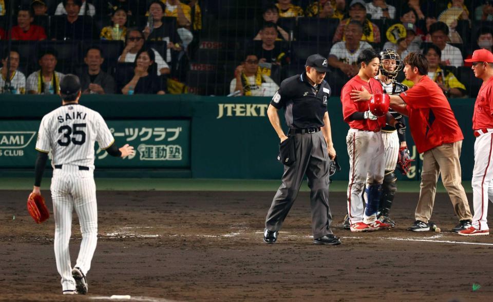 　９月７日広島戦の５回、才木（３５）は石原に頭部死球を与え退場になる