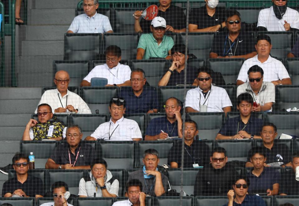 　試合を視察する各球団のスカウト陣＝８月、甲子園