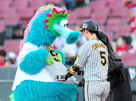 ２４年オールスターでスラィリーにサインをプレゼントする近本＝２０２４年オールスター