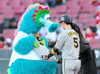 ２４年オールスターでスラィリーにサインをプレゼントする近本＝２０２４年オールスター