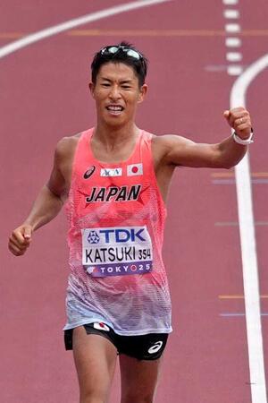 　男子３５キロ競歩で、ガッツポーズしながらゴールに向かう勝木隼人。銅メダルを獲得した＝１３日