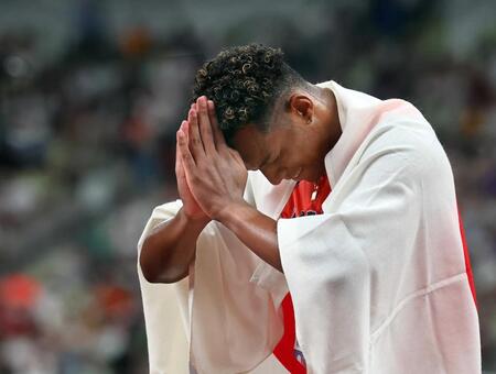 　男子１１０メートル障害決勝レース後、ファンに手を合わせる村竹ラシッド（１６日）