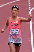 　男子３５キロ競歩で、ガッツポーズしながらゴールに向かう勝木隼人。銅メダルを獲得した＝１３日