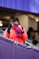 　女子やり投げ予選の競技を終え、目元をタオルで押さえる北口榛花＝１９日