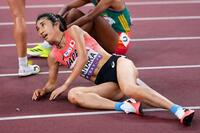 　女子５０００メートル決勝のレースを終え、座り込む田中希実＝２０日