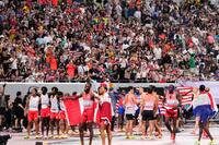 　男子４００メートルリレー決勝　レース後、選手たちに声援を送るスタンドの観客＝２１日