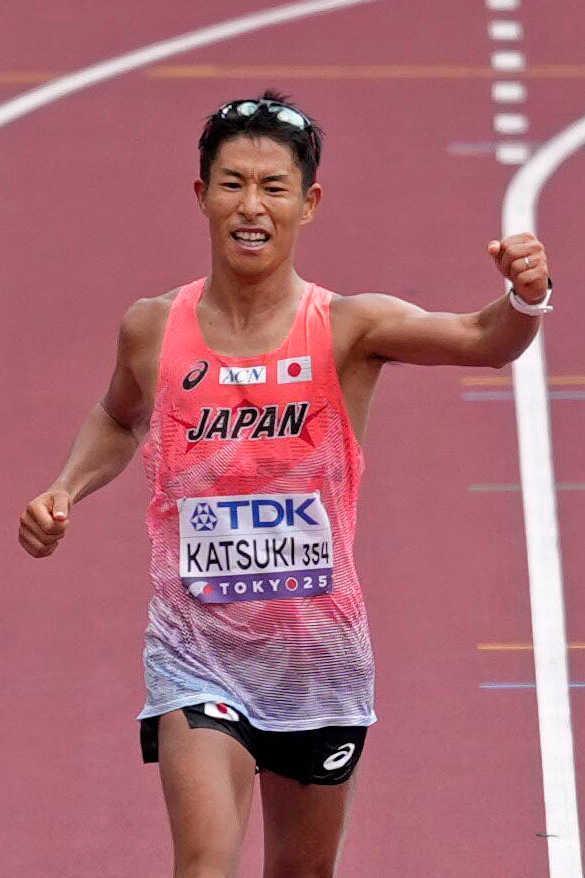 　男子３５キロ競歩で、ガッツポーズしながらゴールに向かう勝木隼人。銅メダルを獲得した＝１３日