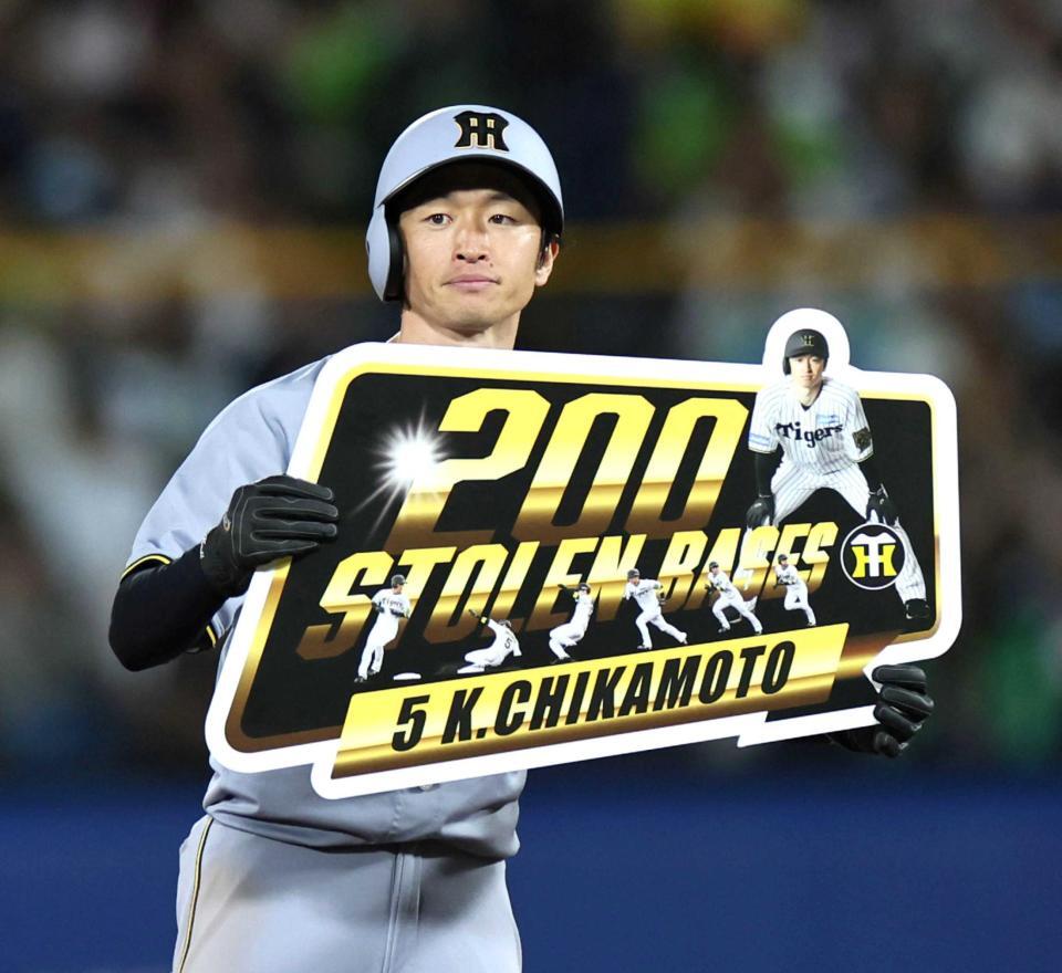 　プロ通算２００盗塁を達成した近本＝２２日