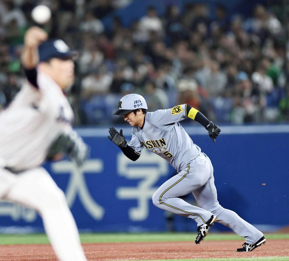 　二塁へスタートを切る近本。プロ通算２００盗塁を達成＝２２日