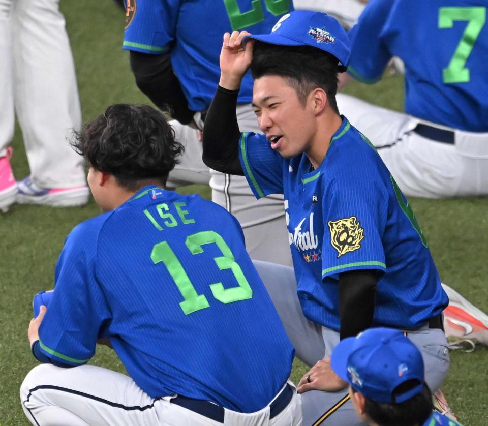 　オールスター第１戦で石井（右）と談笑する伊勢