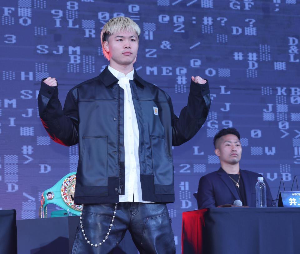 　登壇し井上拓真の前でポーズをきめる那須川天心（撮影・金田祐二）