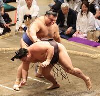 　先場所の千秋楽、霧島（手前）を突き落としで破る高安