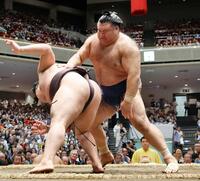 　先場所の千秋楽、突き落としで霧島を破る高安＝２８日
