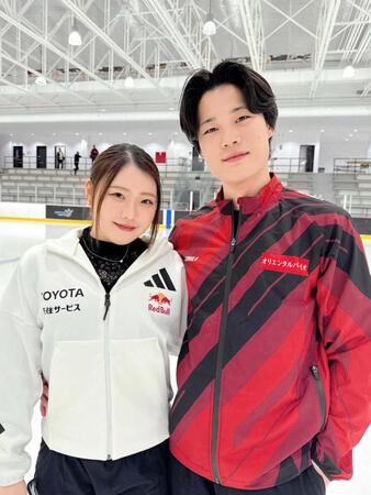 　紀平梨花（左）と西山真瑚（株式会社ボーディングブリッジ提供）