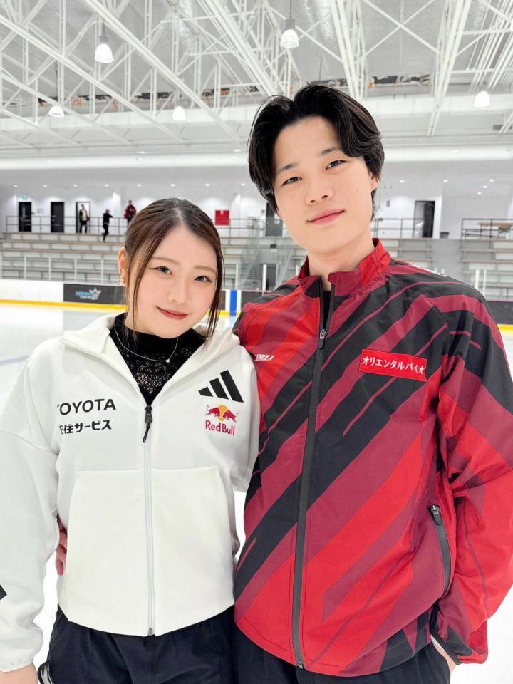 　紀平梨花（左）と西山真瑚（株式会社ボーディングブリッジ提供）