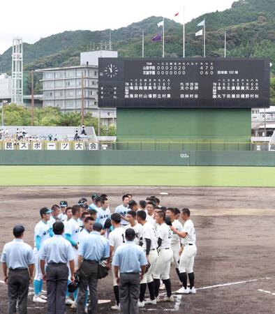 　国民スポーツ大会１回戦、７回で試合終了となり整列する山梨学院（左）と尽誠学園のナイン＝９月２９日
