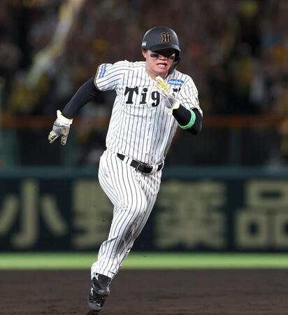 　６回、佐藤輝の中前打で三塁を陥れる二走・森下（撮影・北村雅宏）