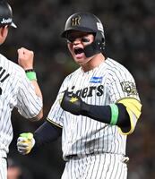 　６回、森下が先制中前適時打を放つ