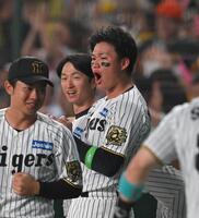 　６回、追加点に雄たけびを上げ喜ぶ森下（撮影・飯室逸平）