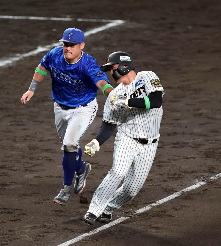 　６回、森下は三本間に挟まれ、一塁走者の佐藤輝が三塁へ進むのに時間を稼ぐ（野手　筒香）＝撮影・山口登