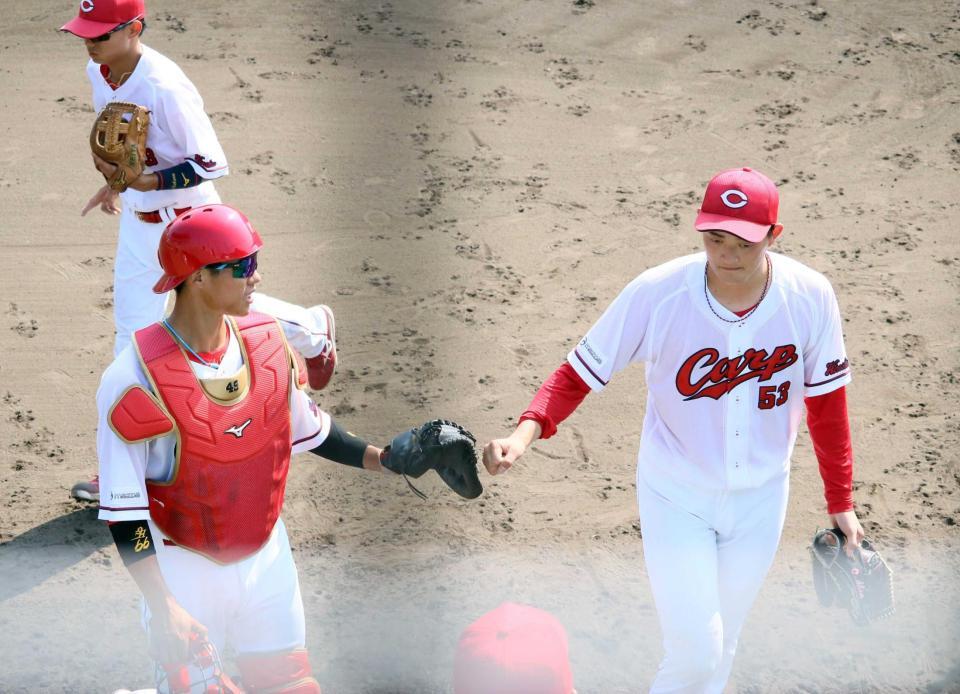 　フェニックス・リーグで岡本（右）とタッチを交わす二俣＝１４日