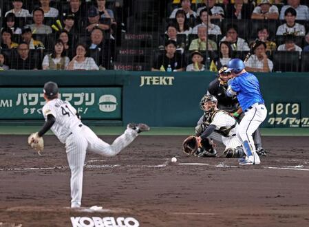 　１５日のＣＳファイナルステージ１回戦、牧に対し、ワンバウンドになる投球をする村上