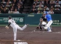 　１５日のＣＳファイナルステージ１回戦、牧に対し、ワンバウンドになる投球をする村上